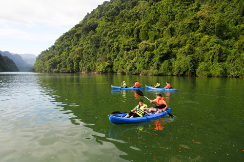 Du khách chèo thuyền kayak trên hồ Ba Bể